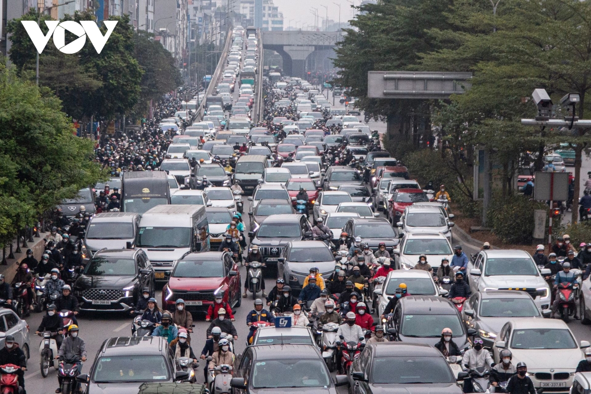 Lưu lượng giao thông Hà Nội tăng sau kỳ nghỉ Tết, hàng loạt tuyến đường ùn tắc