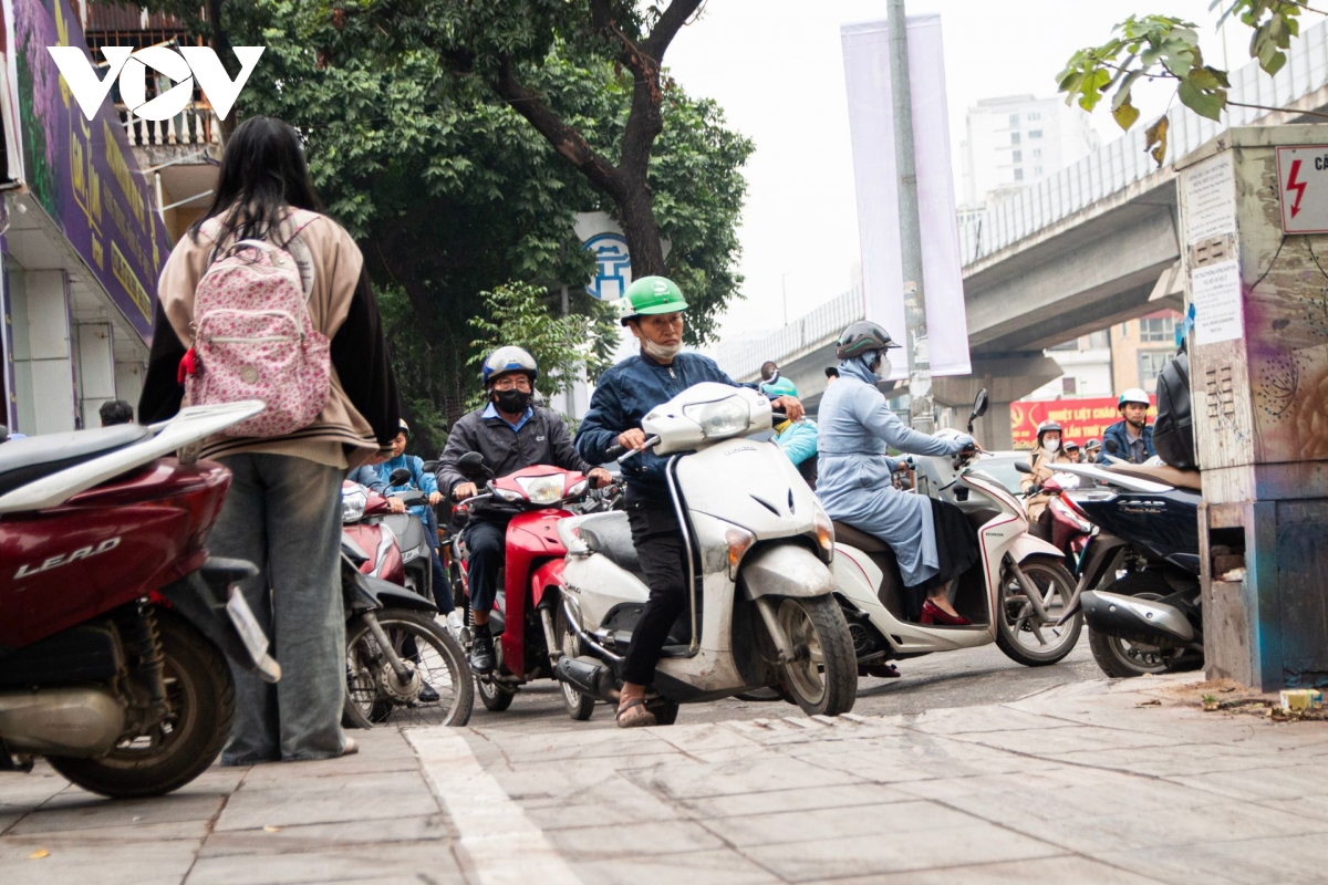 luu luong giao thong ha noi tang sau ky nghi tet, hang loat tuyen duong un tac hinh anh 12