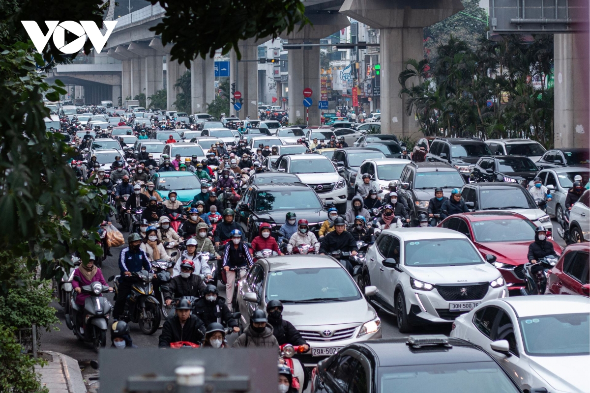 ha noi lanh sau, nguoi lao dong nhom lua ngoai via he de chong ret hinh anh 1