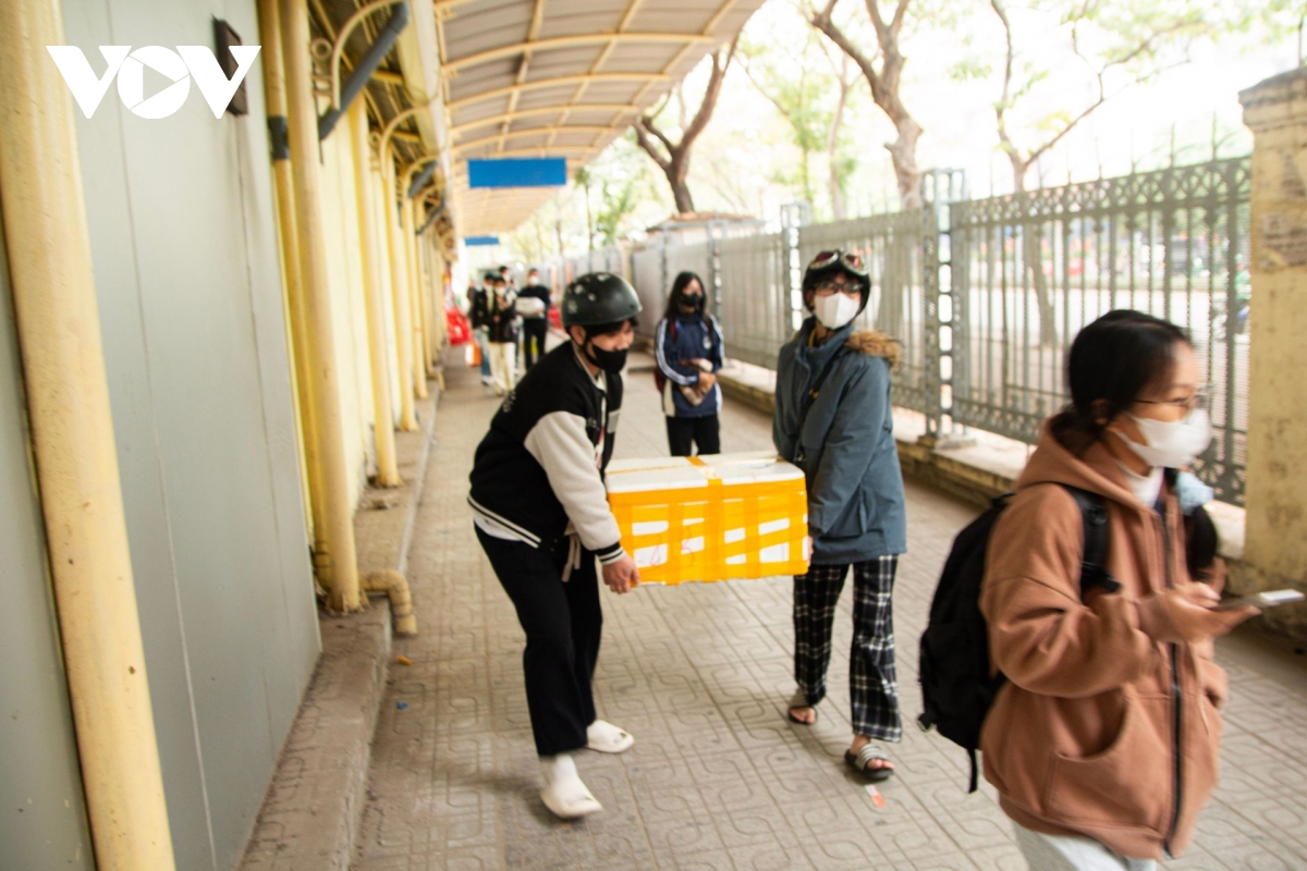 dong nguoi un un tro lai ha noi sau ky nghi tet duong lich 2026 hinh anh 9