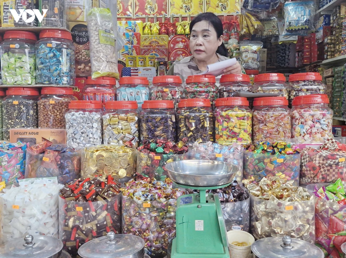 Da nang dua hang tet binh on gia len mien nui hinh anh 2