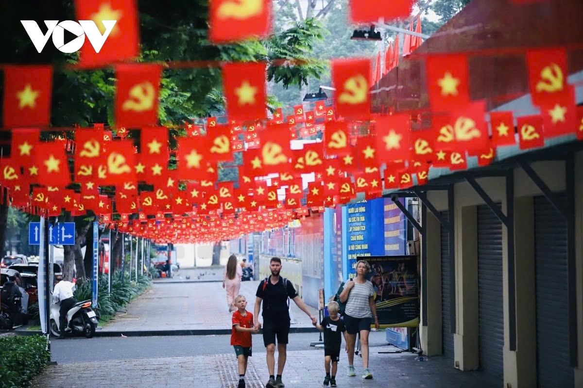 HCM City streets dressed in colour ahead of Lunar New Year and Party Congress