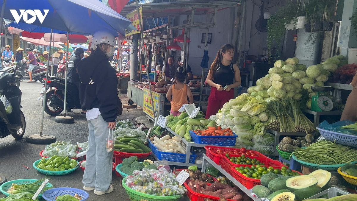 cong nhan de sen chi tieu, cho mot cai tet am ap hinh anh 1