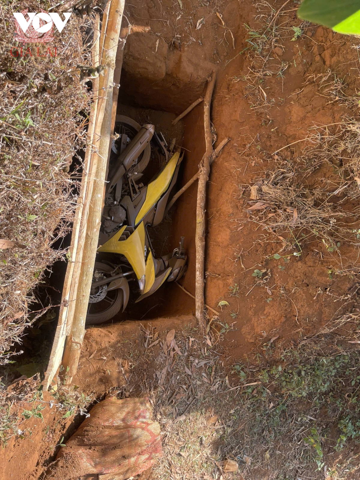 hien truong chon giau xe may dung gay an trong vu cuop ngan hang o gia lai hinh anh 3