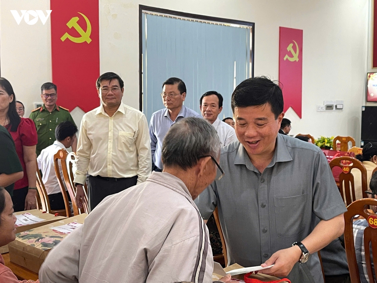 bi thu tinh uy lam Dong tham, chuc tet tai Dac khu phu quy hinh anh 2