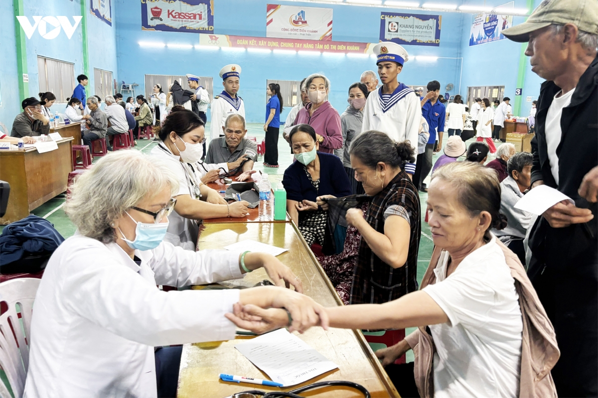 gan 1000 nguoi dan khanh hoa duoc kham benh va cap phat thuoc mien phi hinh anh 1