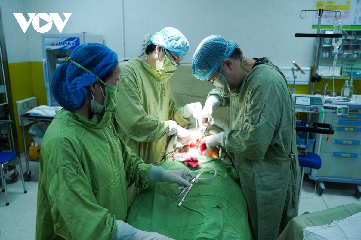 Đối diện phòng sinh của chị Năng, một ca “vượt cạn” khác cũng đang được chuẩn bị. Đó là ca chào đời của bé trai tuổi Ngọ thứ hai tại Bệnh viện Phụ sản Hà Nội trong ngày 1/1/2026, do BSCKI Nguyễn Trung Đạo là phẫu thuật viên chính.