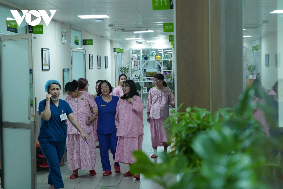 Không chỉ trong thời khắc chuyển giao sang năm mới, ngay từ tối 31/12, tại Bệnh viện Phụ sản Hà Nội đã có hơn 30 sản phụ bước vào những giờ phút chờ sinh quan trọng. Tại Khoa Đẻ tự nguyện D3 và Khoa Đẻ thường A2, nhiều dãy ghế chờ kín người thân sản phụ, những ánh mắt thấp thỏm, hồi hộp xen lẫn hy vọng khi kim đồng hồ dần tiến về thời khắc cuối cùng của năm cũ. Nhiều sản phụ chia sẻ, niềm hạnh phúc như được nhân đôi khi đứa con đầu lòng hoặc thêm một thành viên mới của gia đình sắp chào đời đúng khoảnh khắc chuyển giao thiêng liêng của đất trời, mở ra một năm mới với những khởi đầu trọn vẹn, bình an.