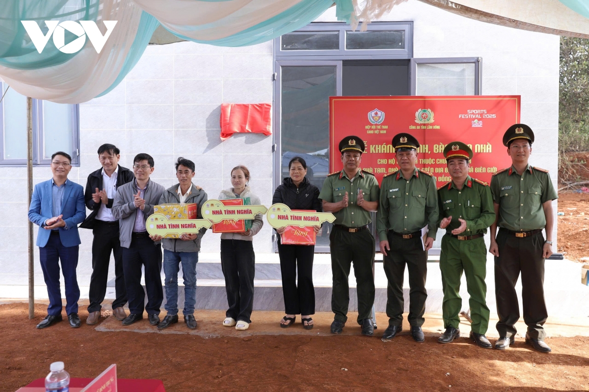 cong an tinh lam Dong ban giao 6 can nha tinh nghia tren bien gioi hinh anh 1