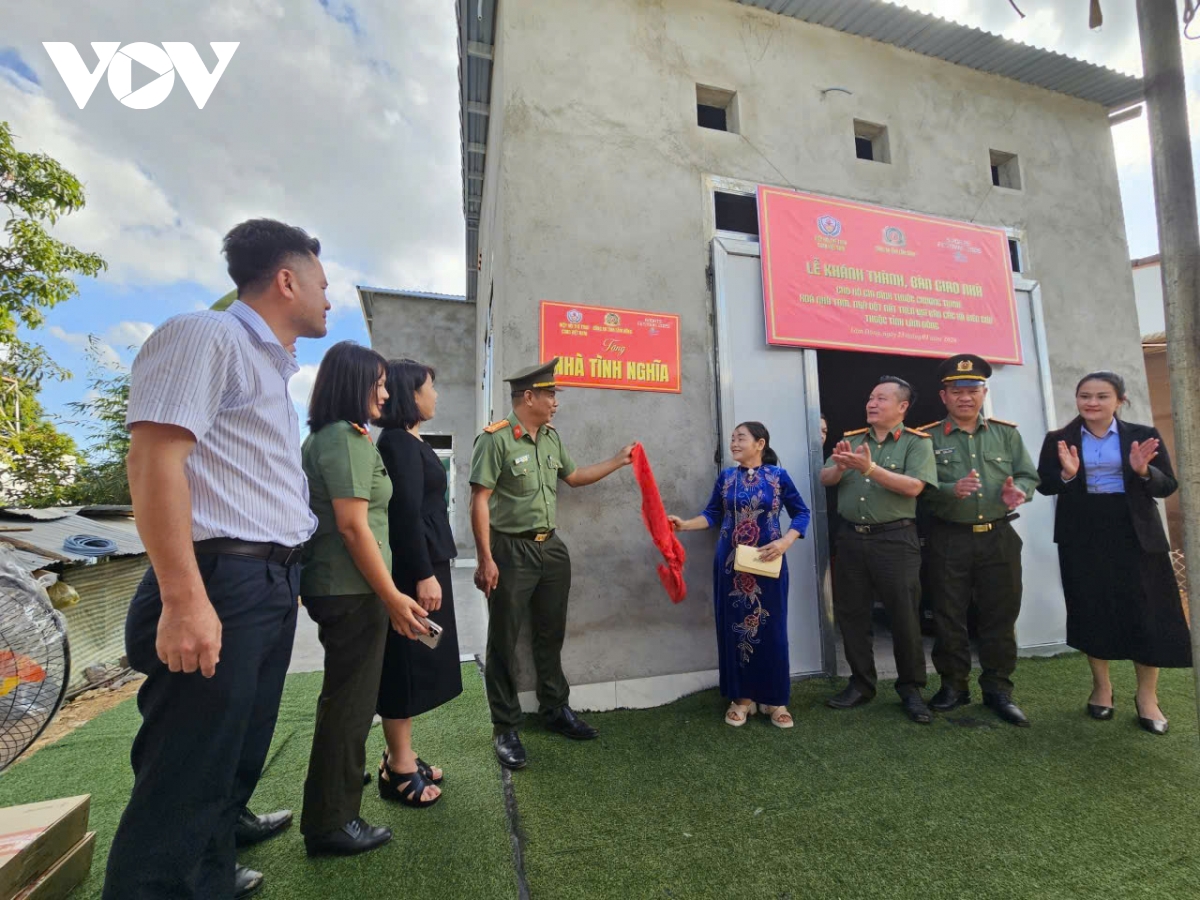 Công an tỉnh Lâm Đồng bàn giao 6 căn nhà tình nghĩa trên biên giới