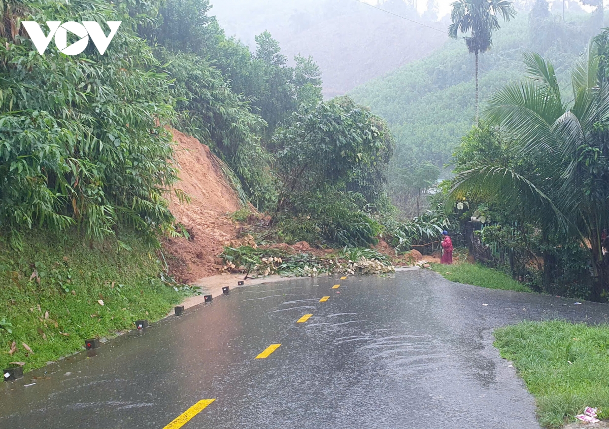 Khắc phục khẩn cấp hư hại quốc lộ 40B ở Đà Nẵng