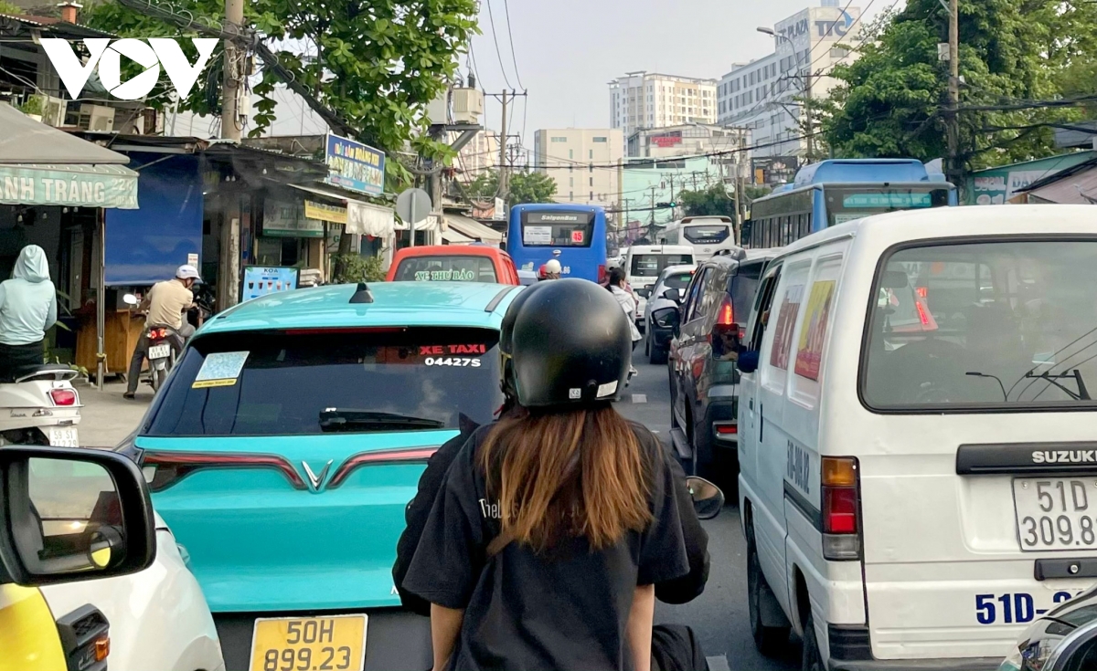 tan son nhat don khach vuot du bao trong khi cua ngo tp.hcm bat ngo thong thoang hinh anh 4