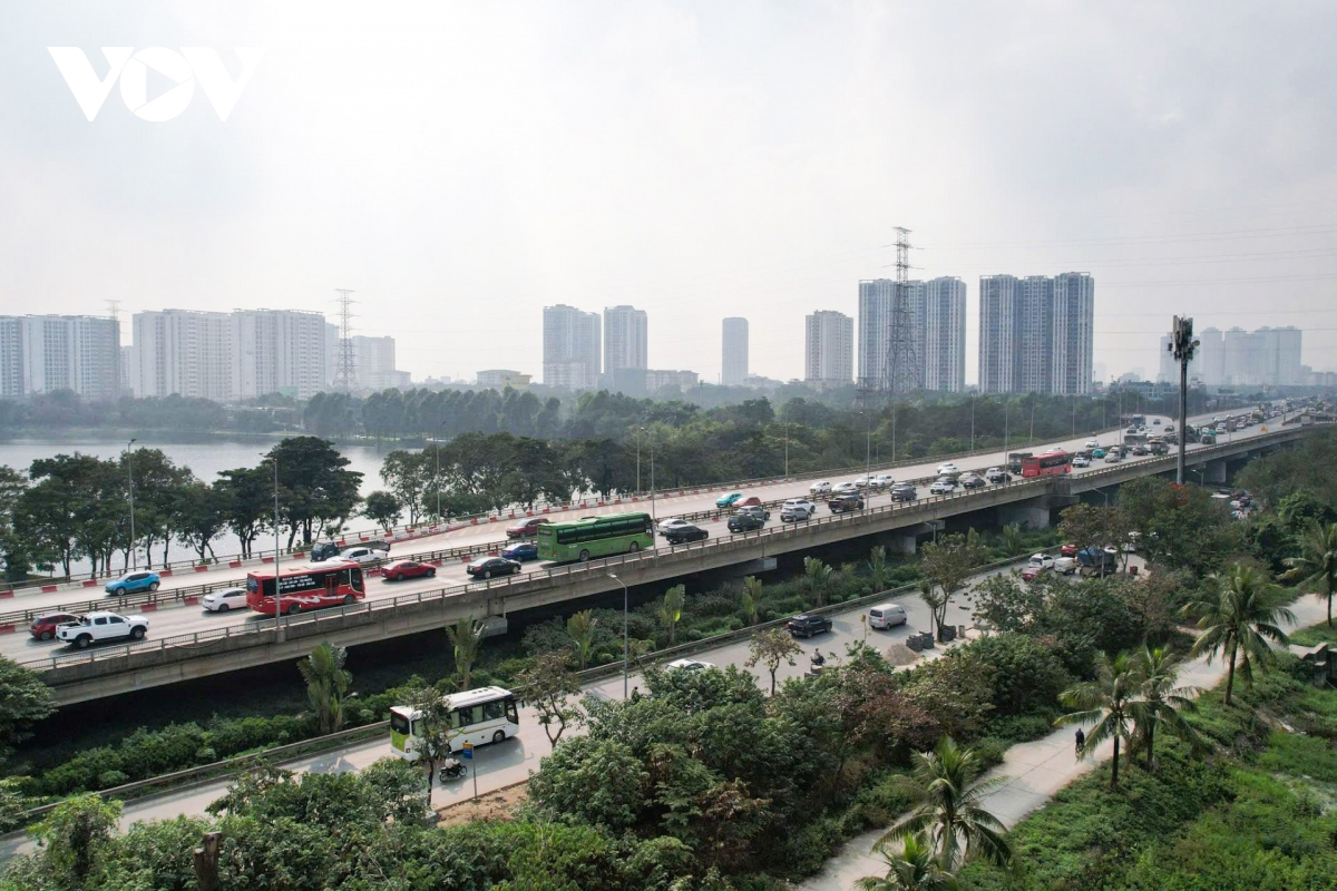 dong nguoi un un tro lai ha noi sau ky nghi tet duong lich 2026 hinh anh 1