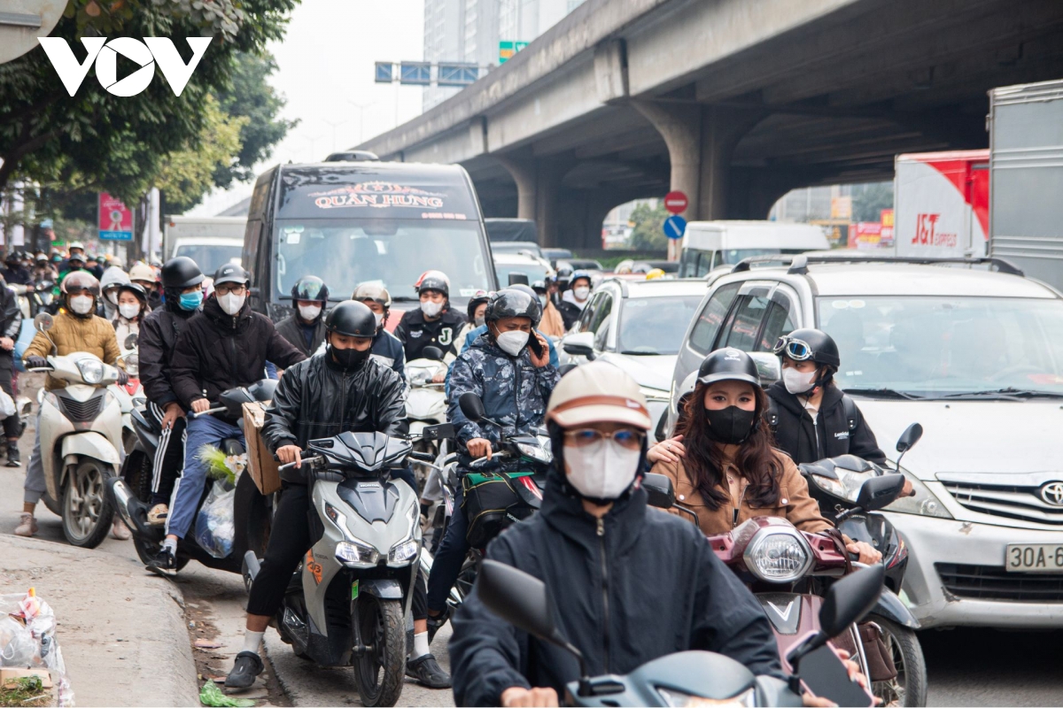 dong nguoi un un tro lai ha noi sau ky nghi tet duong lich 2026 hinh anh 4