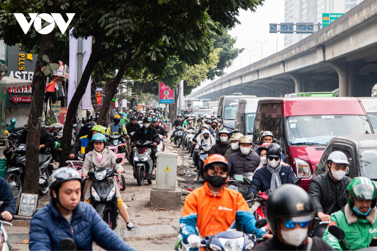 Dòng người ùn ùn trở lại Hà Nội sau kỳ nghỉ Tết Dương lịch 2026