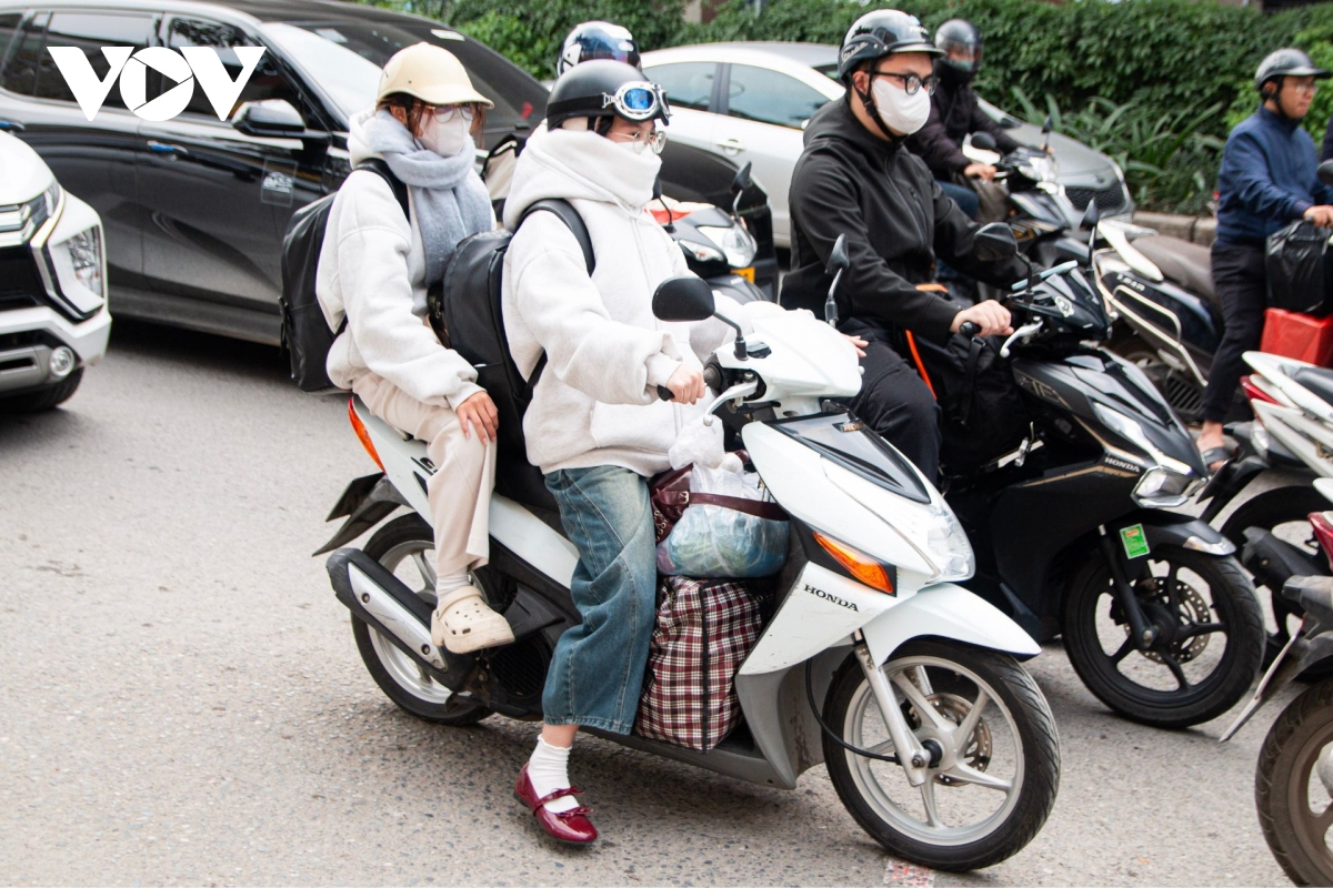 dong nguoi un un tro lai ha noi sau ky nghi tet duong lich 2026 hinh anh 5