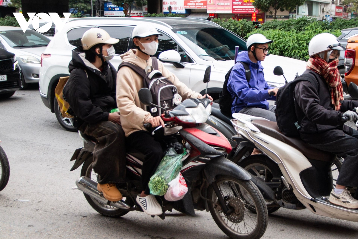 dong nguoi un un tro lai ha noi sau ky nghi tet duong lich 2026 hinh anh 7