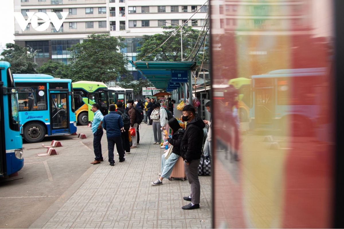 dong nguoi un un tro lai ha noi sau ky nghi tet duong lich 2026 hinh anh 8