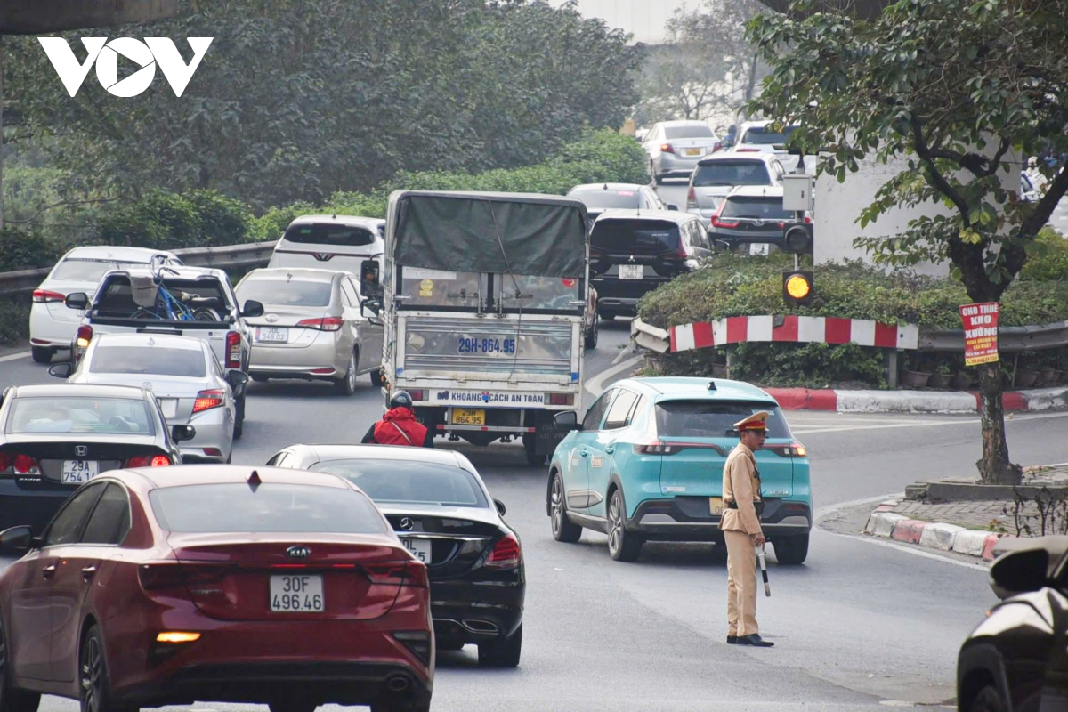 dong nguoi un un tro lai ha noi sau ky nghi tet duong lich 2026 hinh anh 2