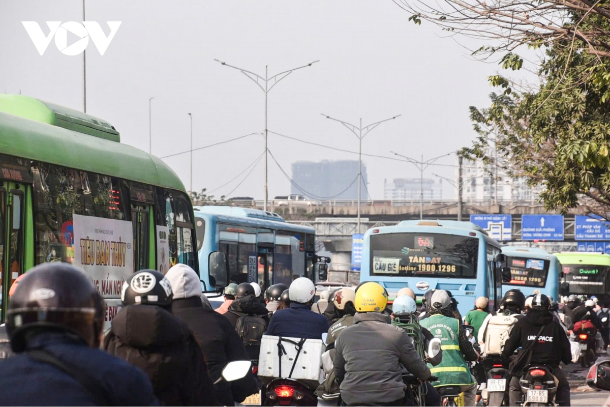 dong nguoi un un tro lai ha noi sau ky nghi tet duong lich 2026 hinh anh 3