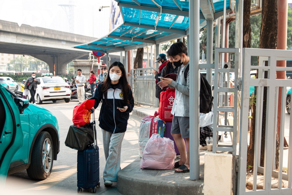 dong nguoi un un tro lai ha noi sau ky nghi tet duong lich 2026 hinh anh 10