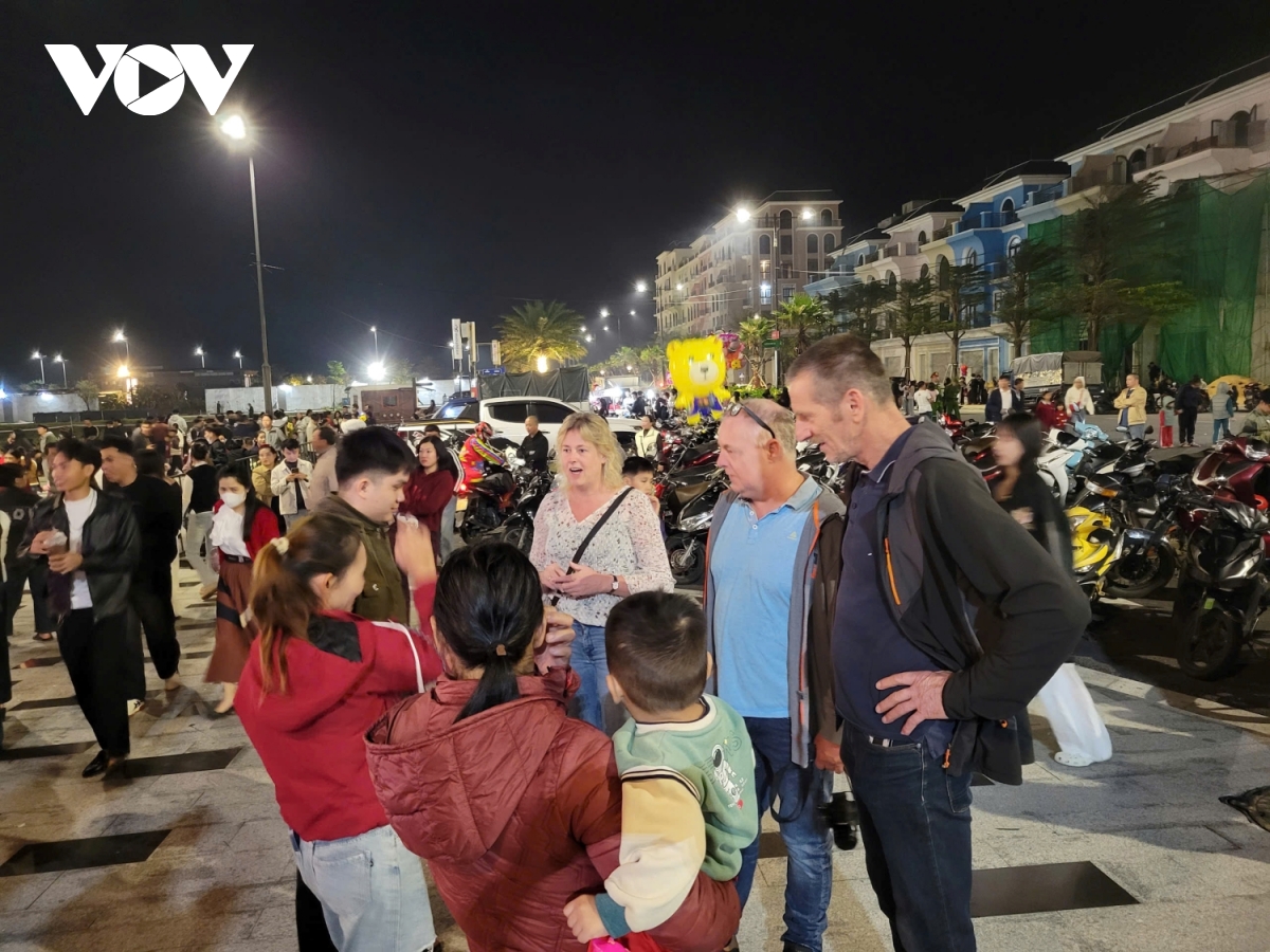 Không khí lễ hội lan tỏa khắp Quảng Trị trong thời khắc chào đón năm mới 2026