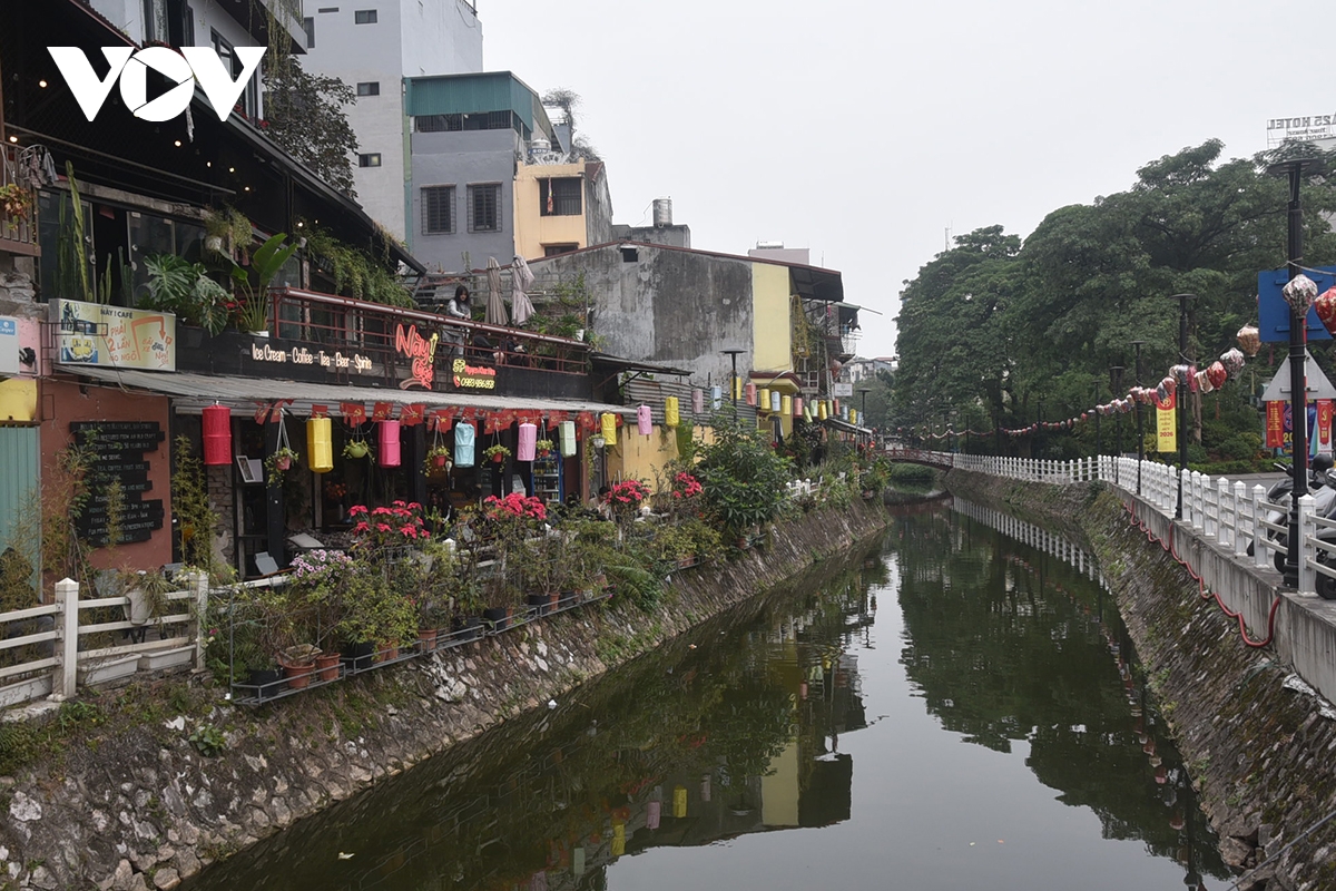 muong nuoc van o nhiem sau khi du an thu gom nuoc thai ho truc bach hoan thanh hinh anh 3