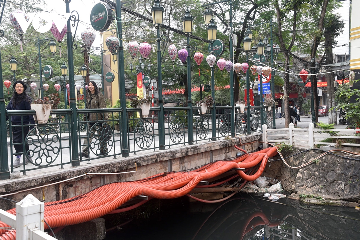 muong nuoc van o nhiem sau khi du an thu gom nuoc thai ho truc bach hoan thanh hinh anh 4