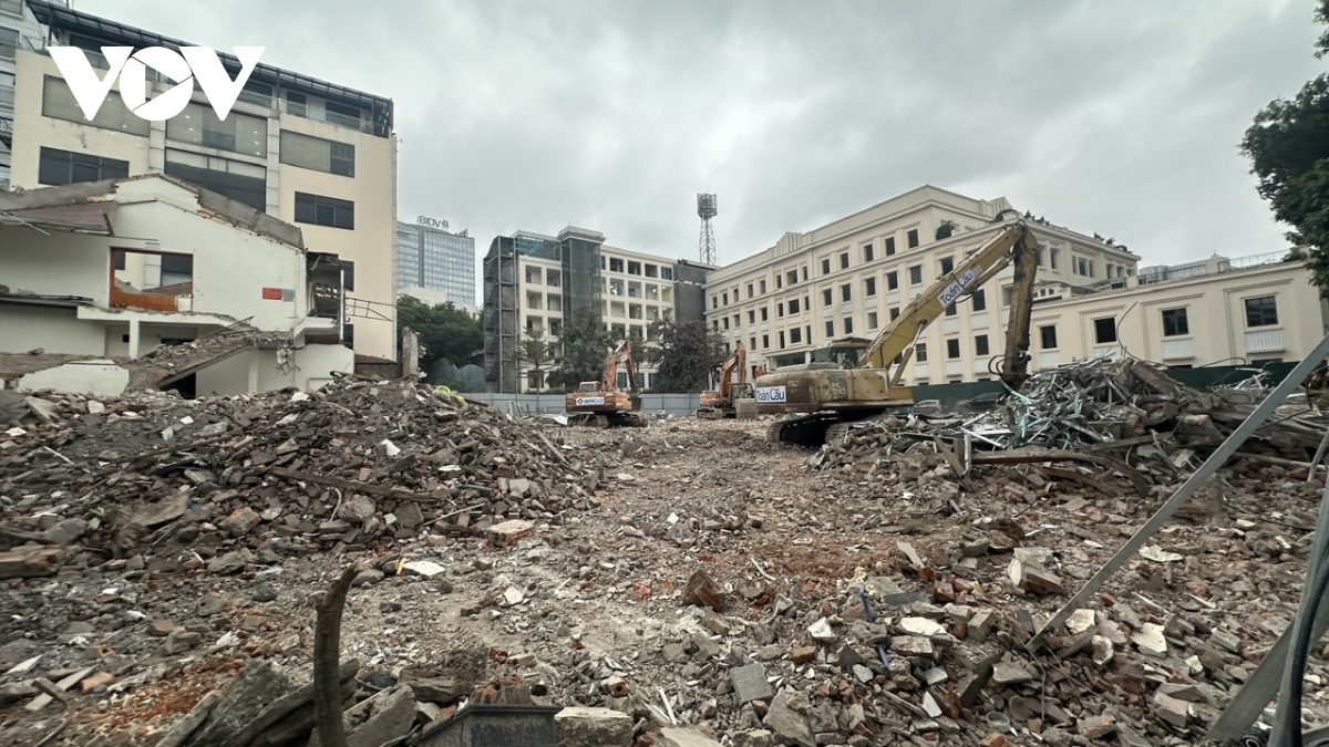 Tháo dỡ công trình, giải phóng mặt bằng khu vực phía Đông hồ Hoàn Kiếm
