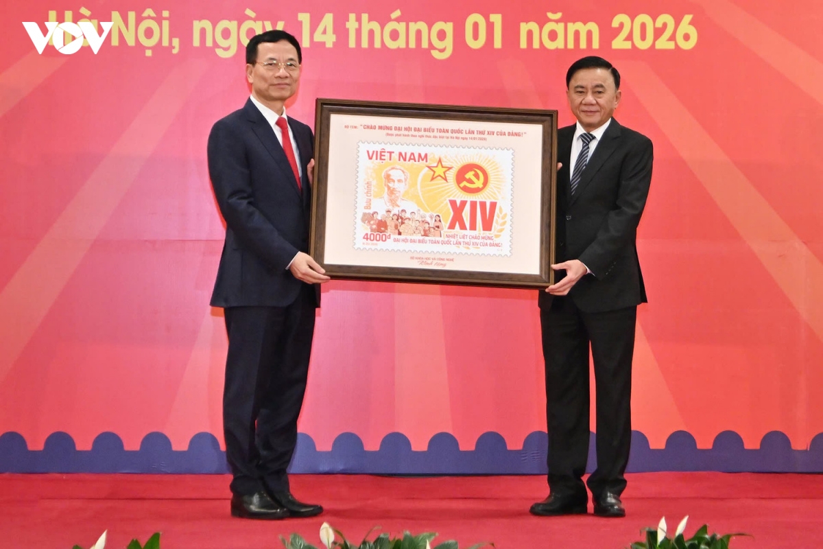 lanh dao Dang, nha nuoc tham quan trien lam va le phat hanh tem chao mung Dai hoi hinh anh 10