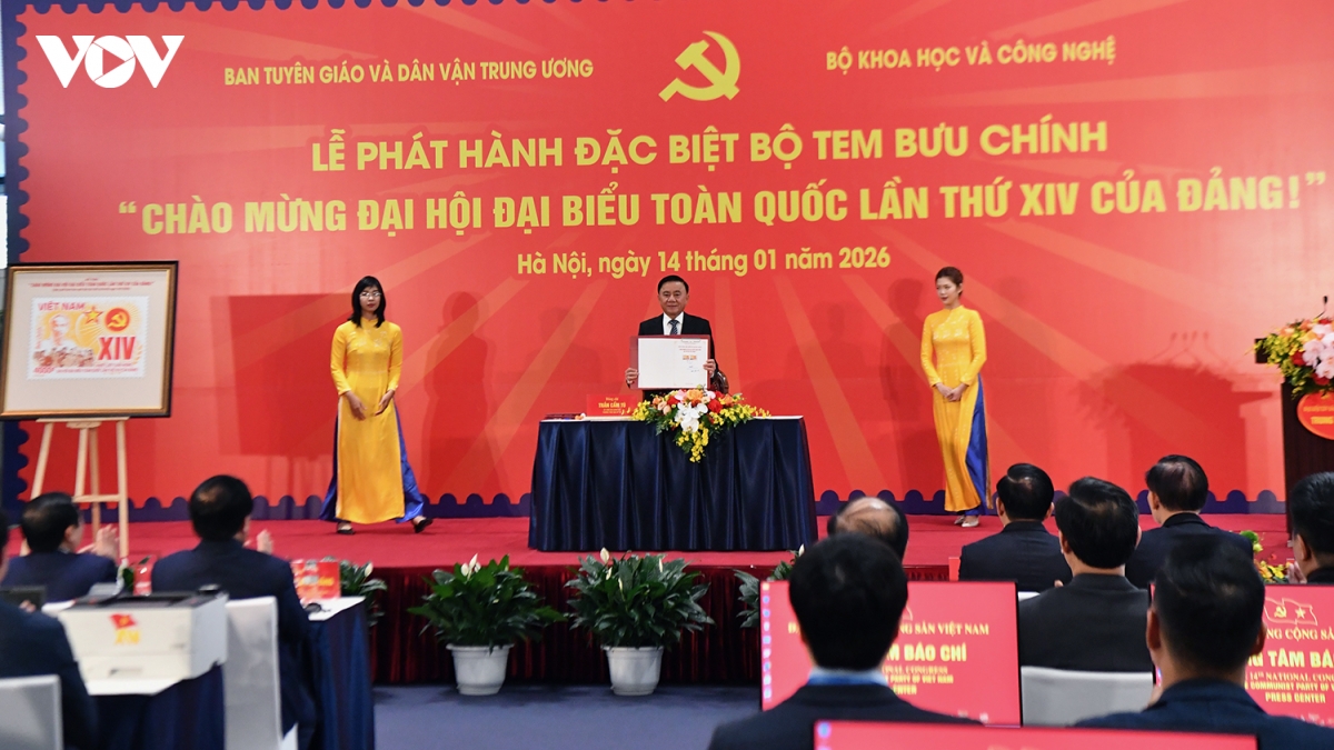 lanh dao Dang, nha nuoc tham quan trien lam va le phat hanh tem chao mung Dai hoi hinh anh 9