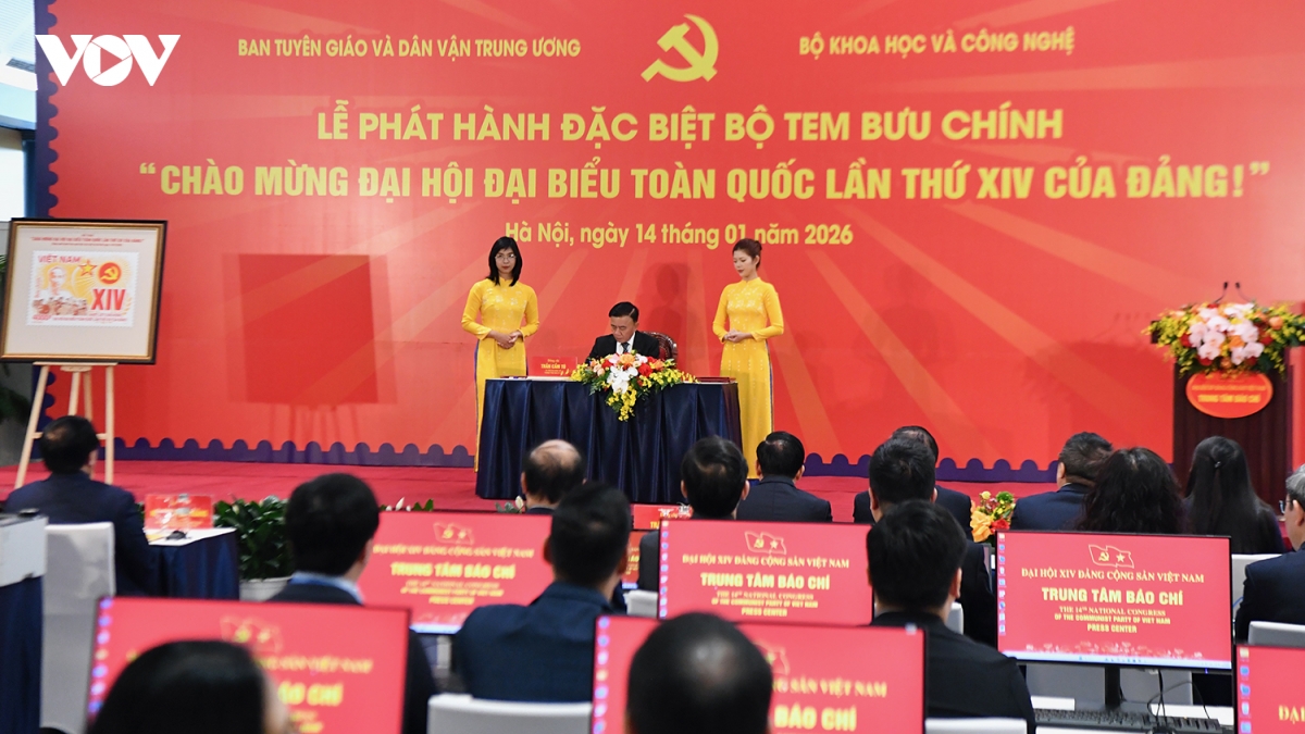 lanh dao Dang, nha nuoc tham quan trien lam va le phat hanh tem chao mung Dai hoi hinh anh 8