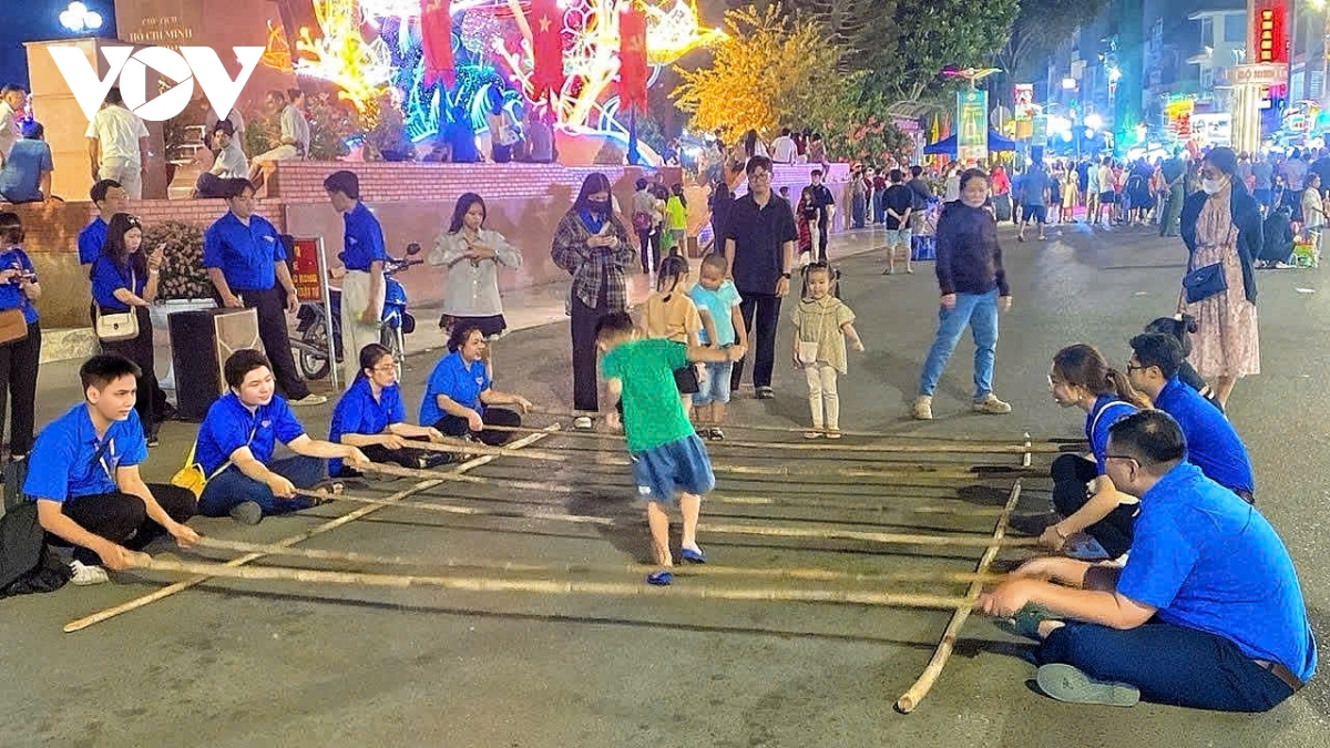 Văn hoá về đêm “tái sinh” ngoạn mục tại phố đi bộ Ninh Kiều