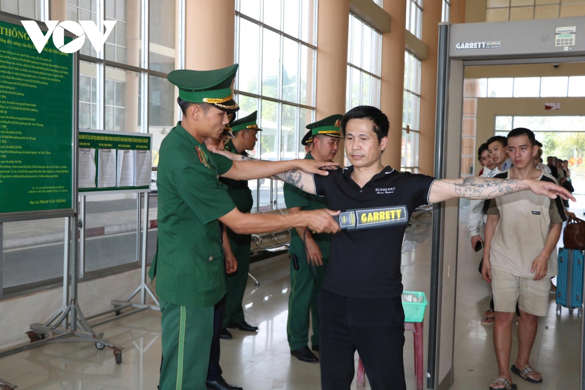 An Giang: Tiếp nhận 78 công dân Việt Nam do Campuchia trao trả