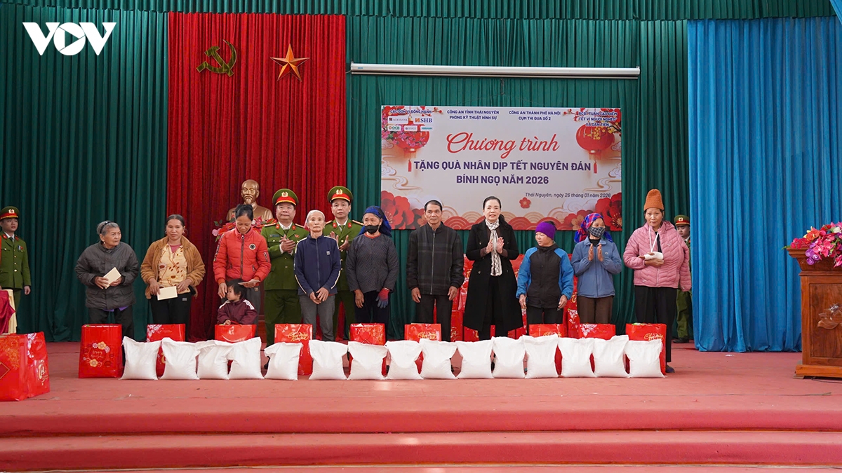 luc luong cong an mang tet am den xa vung cao dan tien, thai nguyen hinh anh 2