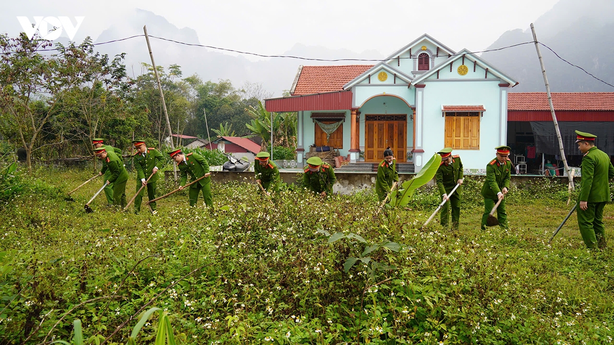 luc luong cong an mang tet am den xa vung cao dan tien, thai nguyen hinh anh 3