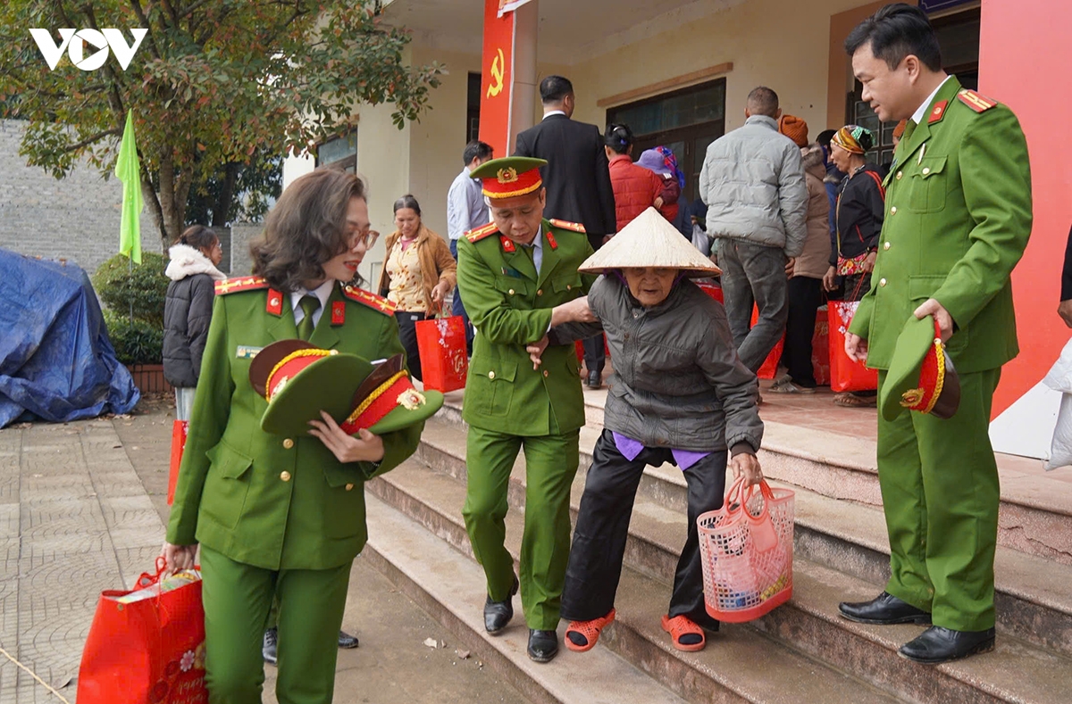 luc luong cong an mang tet am den xa vung cao dan tien, thai nguyen hinh anh 4