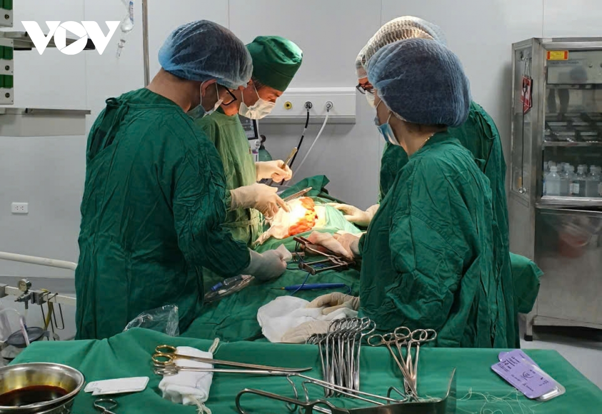 benh vien da khoa son la cuu song benh nhan nguy kich tu Dien bien chuyen den hinh anh 1