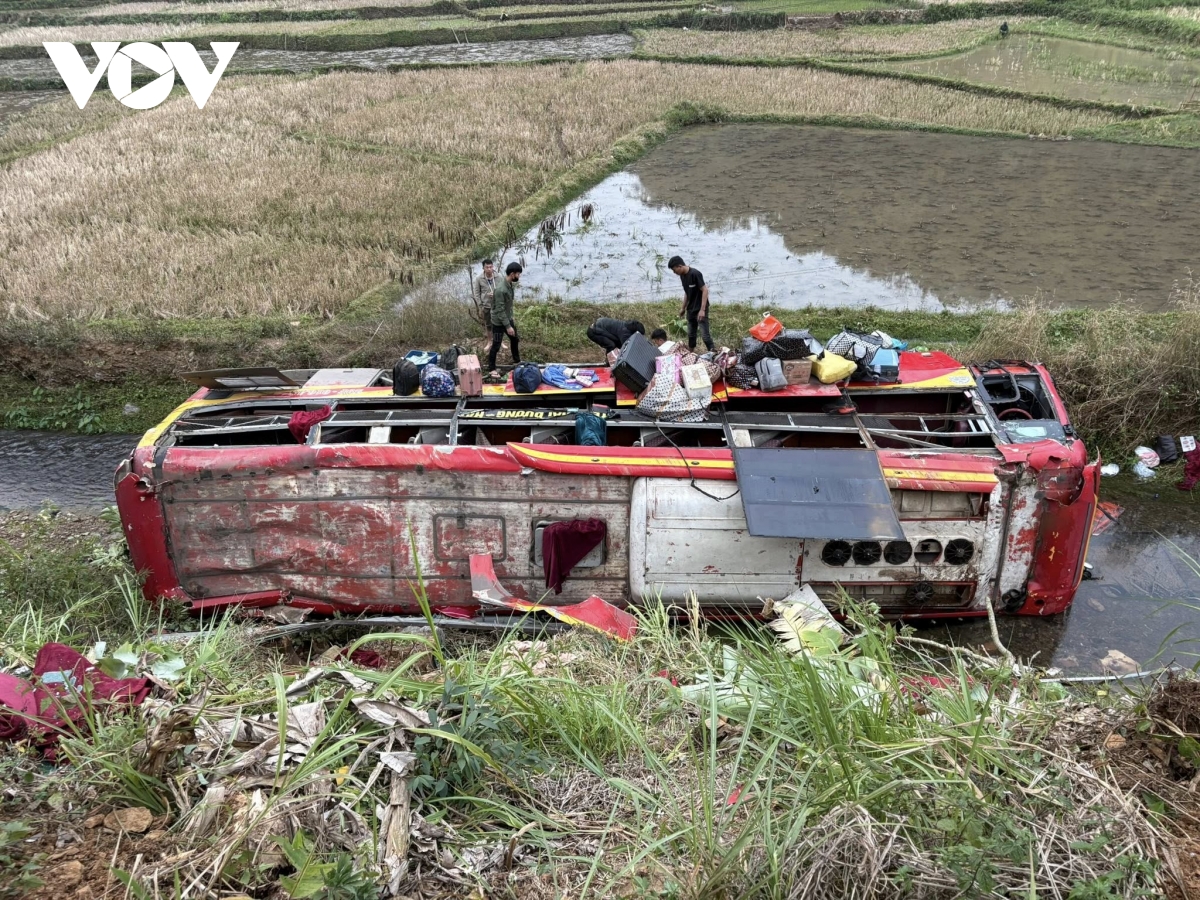 11 nguoi bi thuong trong vu xe khach lat nghieng tren quoc lo 37 hinh anh 1