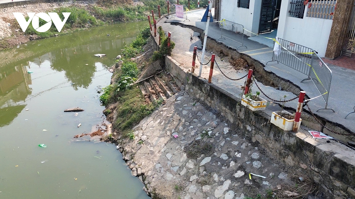 Sạt lở nghiêm trọng bờ hữu sông Pheo đe dọa an toàn khu dân cư
