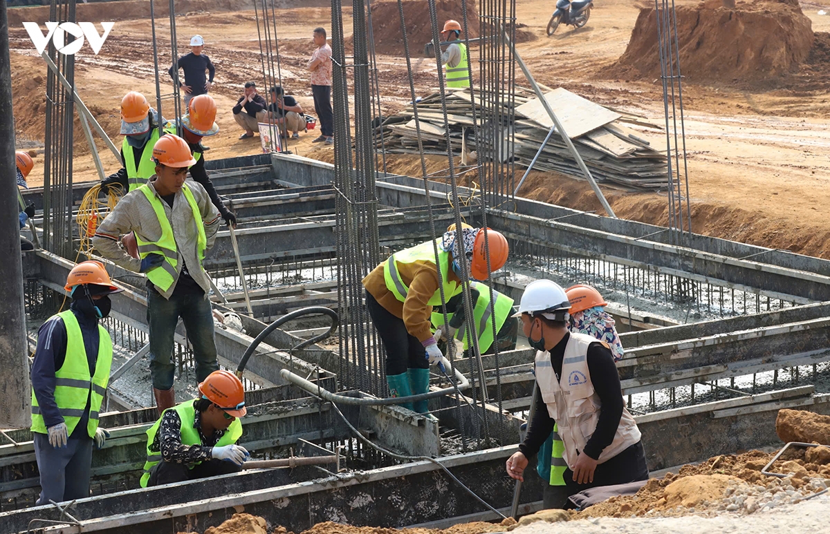 tren cong truong xay truong hoc lien cap vung bien son la hinh anh 1