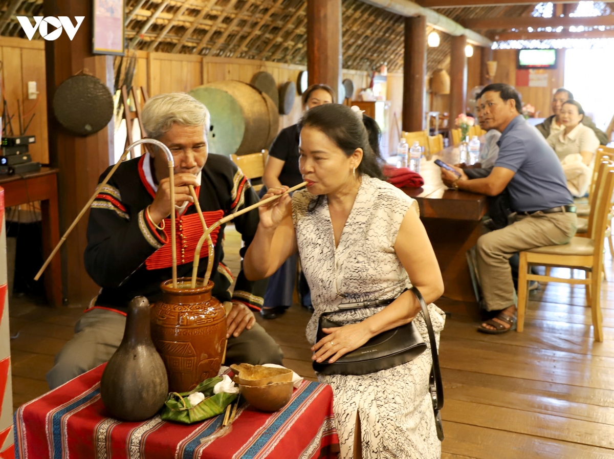ve buon lang nghe cong chieng, tim hieu van hoa E De ngay dau nam moi hinh anh 8