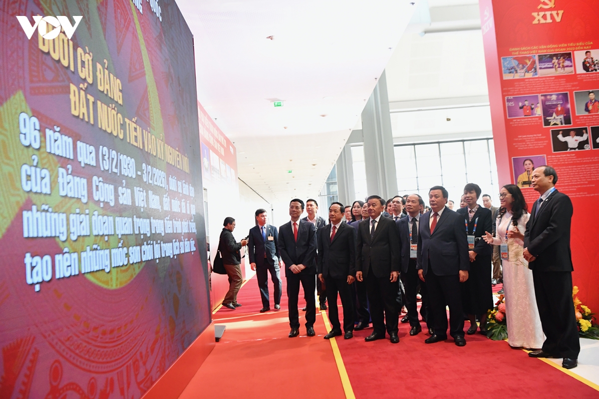 lanh dao Dang, nha nuoc tham quan trien lam va le phat hanh tem chao mung Dai hoi hinh anh 5