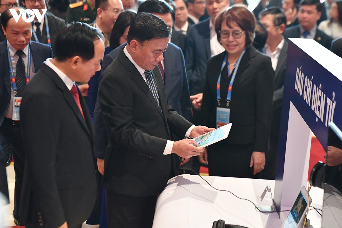 lanh dao Dang, nha nuoc tham quan trien lam va le phat hanh tem chao mung Dai hoi hinh anh 2