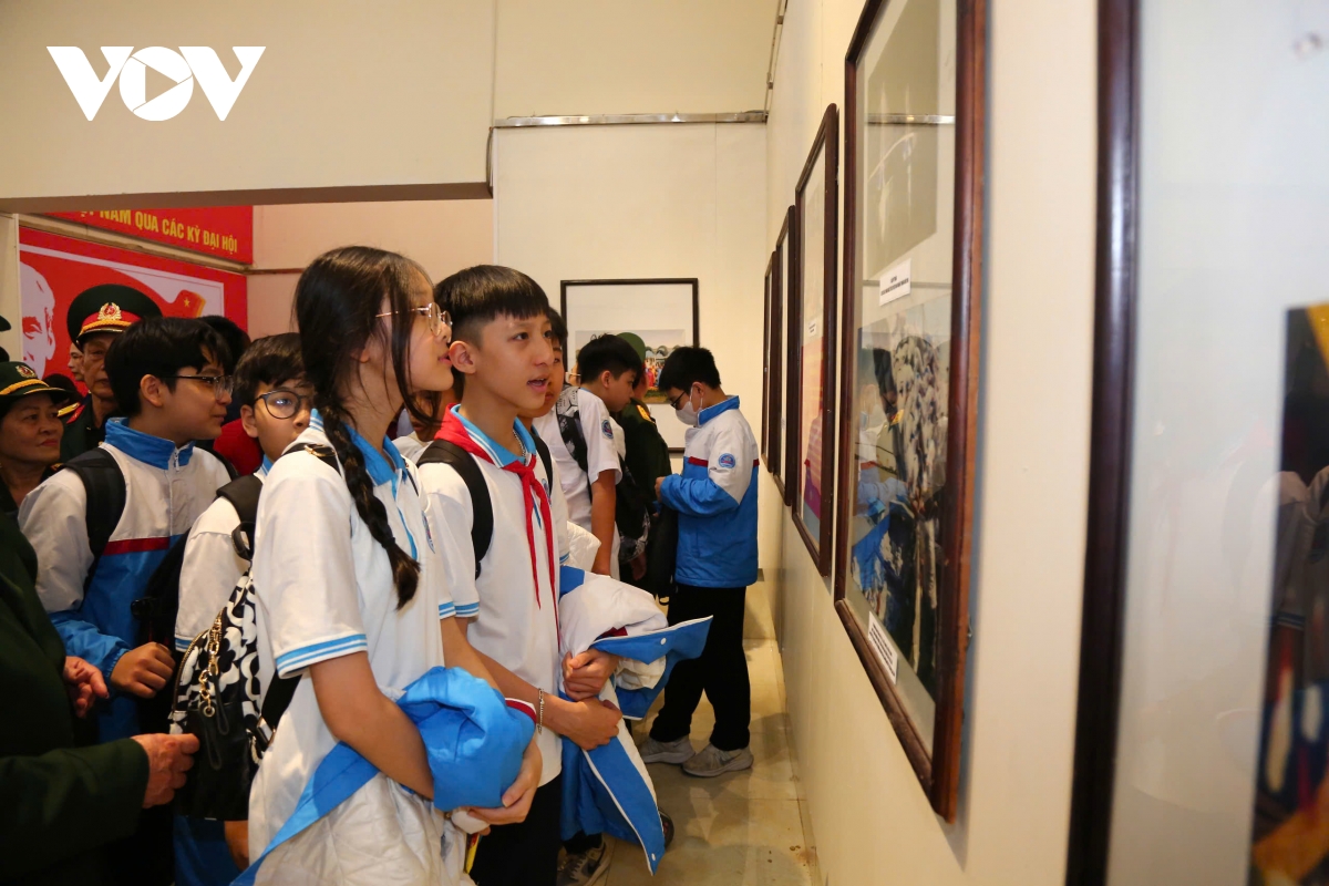 trien lam Dang cong san viet nam qua cac ky Dai hoi hinh anh 3