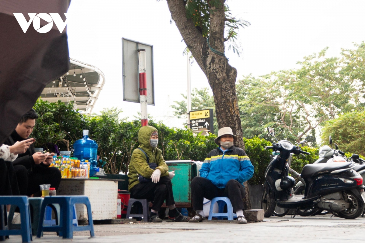 ha noi lanh sau, nguoi lao dong nhom lua ngoai via he de chong ret hinh anh 10