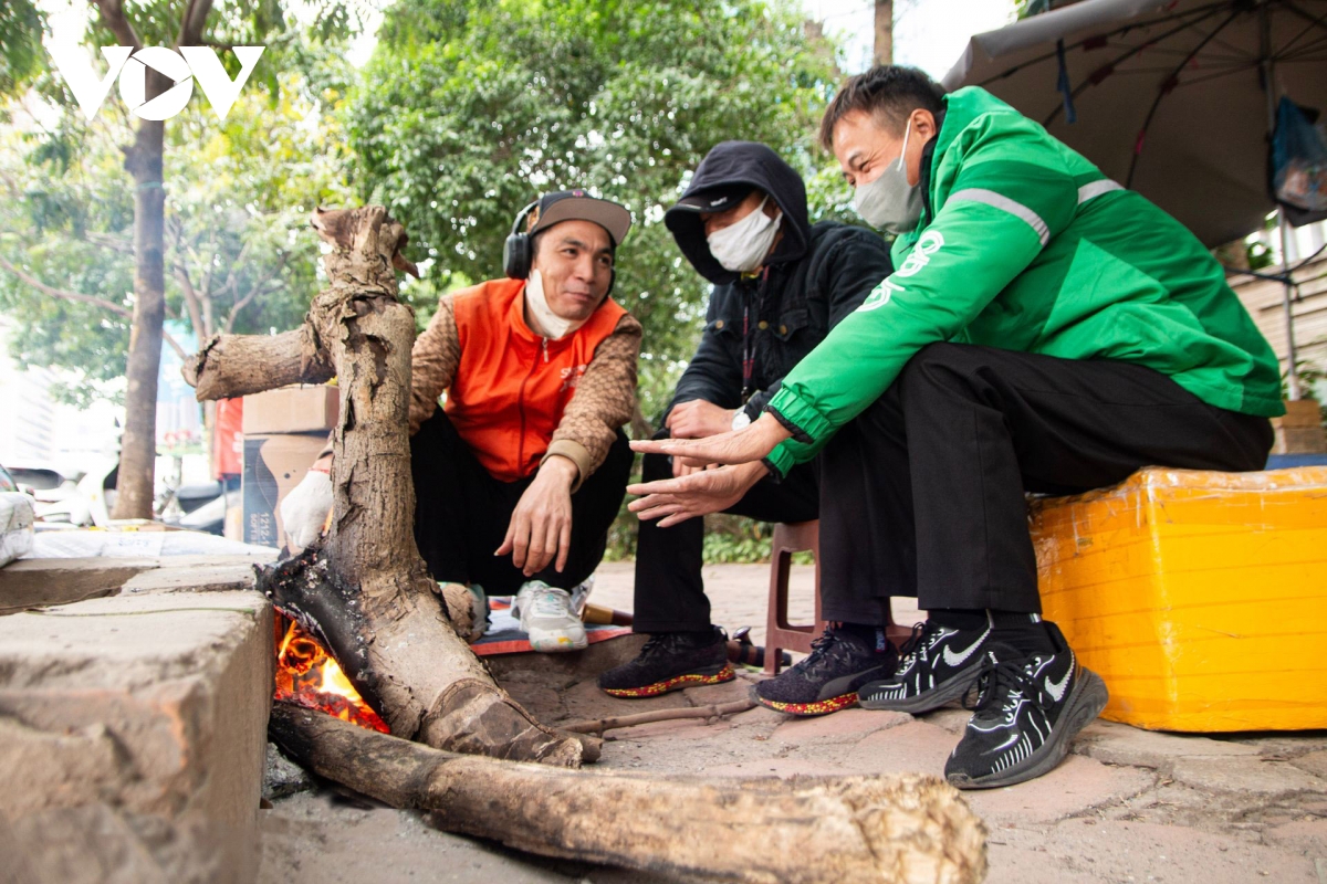 ha noi lanh sau, nguoi lao dong nhom lua ngoai via he de chong ret hinh anh 3