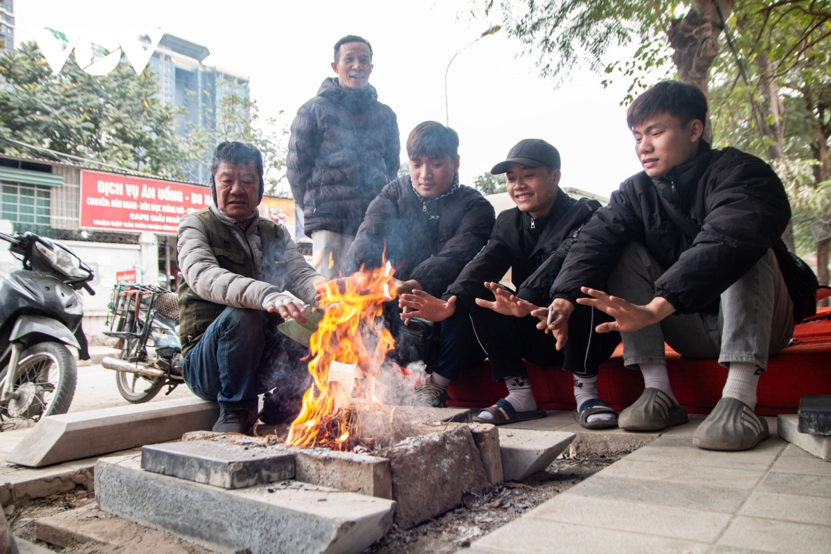 ha noi lanh sau, nguoi lao dong nhom lua ngoai via he de chong ret hinh anh 5