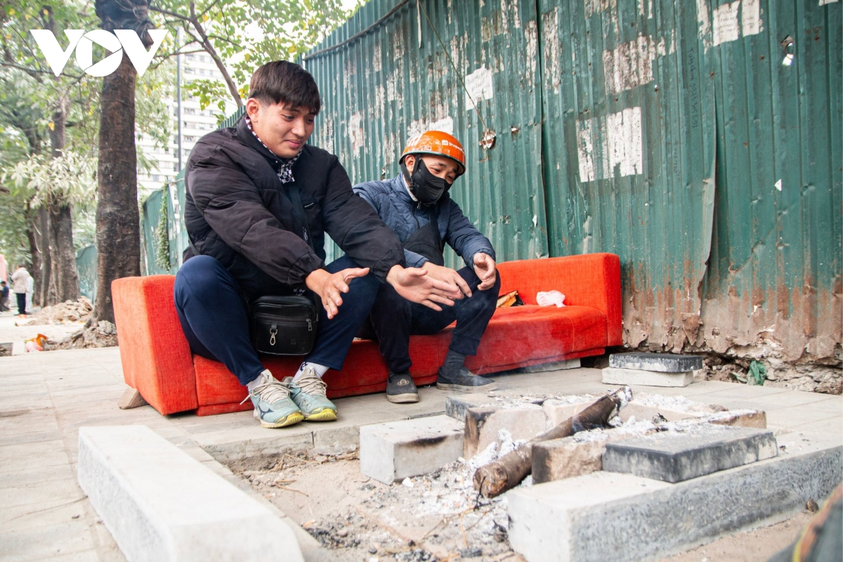 ha noi lanh sau, nguoi lao dong nhom lua ngoai via he de chong ret hinh anh 6