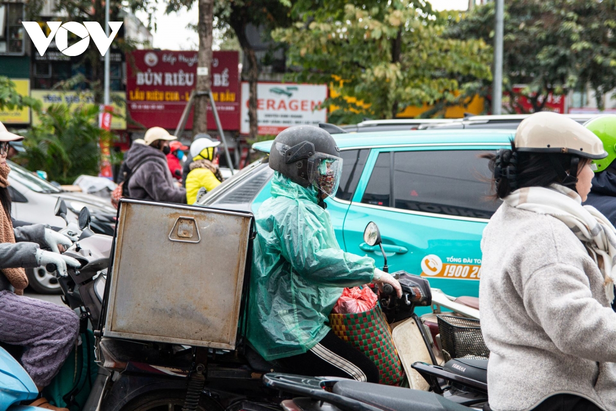 ha noi lanh sau, nguoi lao dong nhom lua ngoai via he de chong ret hinh anh 12